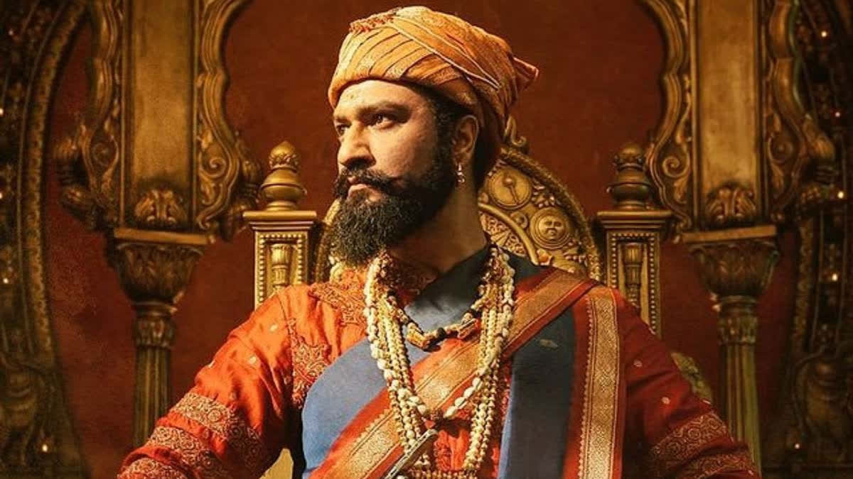 মাটি খুঁড়ে গুপ্তধনের খোঁজ! গ্রামবাসীদের নাকে দড়ি দিয়ে ঘোরাচ্ছেন ভিকি কৌশল