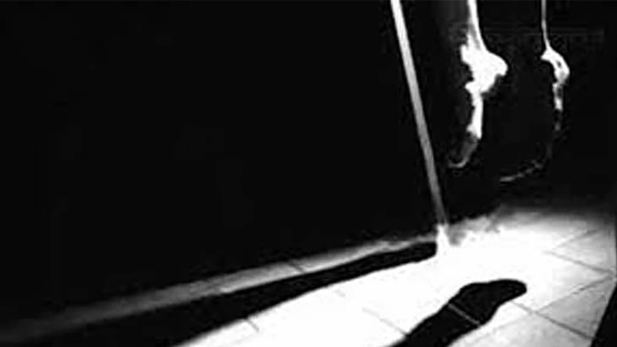 ফ্যানের সঙ্গে ঝুলছিলেন মা, পাশে কাঁদছিল শিশু