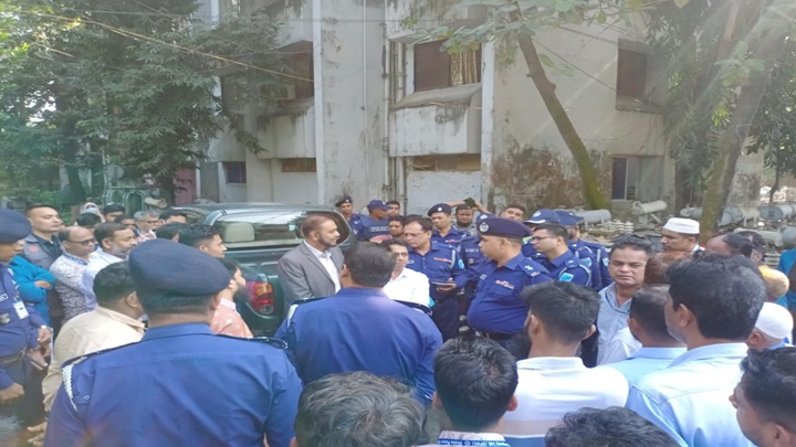 নারায়ণগঞ্জে বিদ্যুৎ অফিসে দুর্ধর্ষ ডাকাতি,  ট্রাকে করে ট্রান্সমিটার লুট