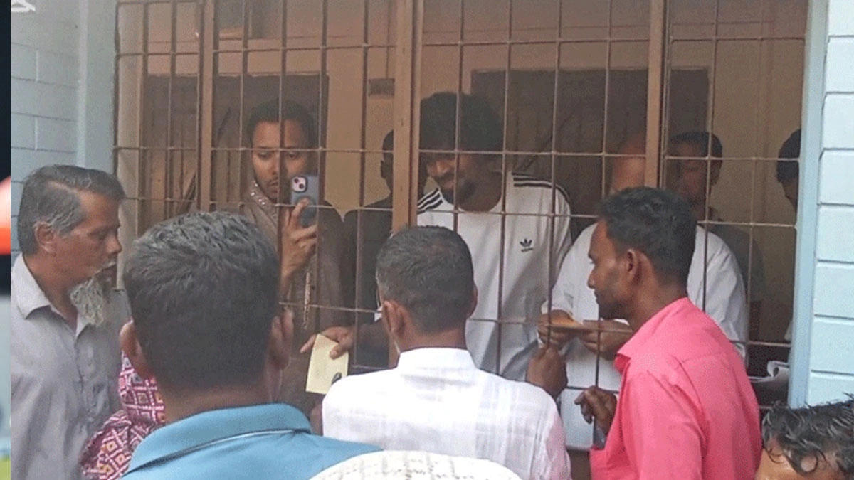 নিজ গ্রামে দরিদ্রদের অর্থ সহায়তা দিলেন হামজা