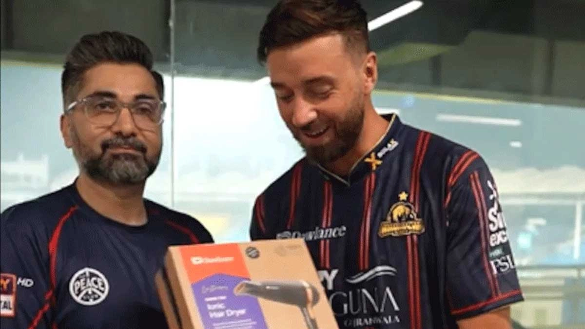দলকে জিতিয়ে ‘হেয়ার ড্রায়ার’ উপহার পেলেন ক্রিকেটার