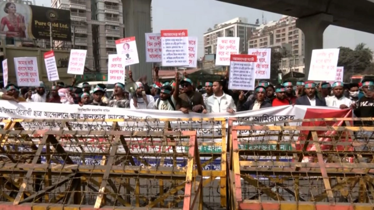 ঢাকায় পুনর্বাসনের দাবিতে অবস্থান কর্মসূচিতে প্রবাসীরা
