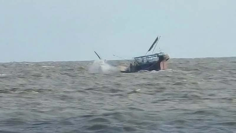 সাগরে চার দিন ভেসে থাকা জেলেদের বেঁচে ফেরার  গল্প