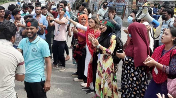 সায়েন্সল্যাব অবরোধ করেছেন আন্দোলনকারী শিক্ষার্থীরা
