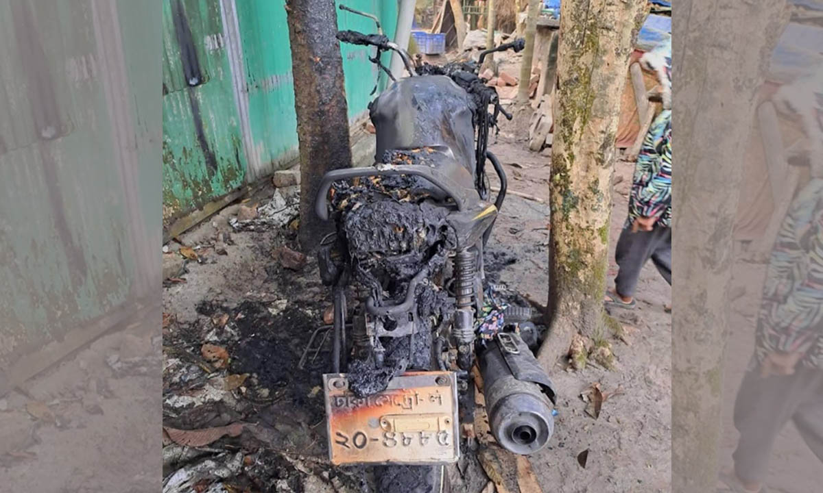 দুর্বৃত্তদের আগুনে মোটরসাইকেল পুড়ে ছাই। ছবি : রূপালী বাংলাদেশ