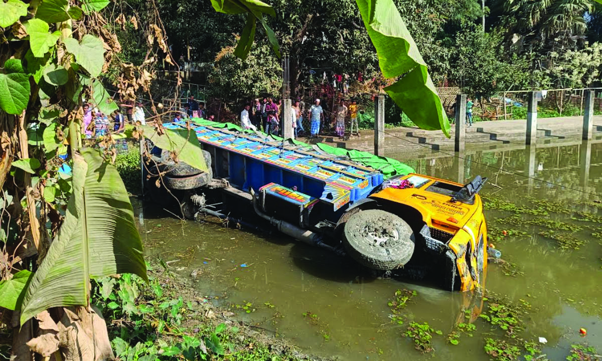 নিয়ন্ত্রণ হারিয়ে ট্রাক পুকুরে পড়ে গেছে। ছবি : রূপালী বাংলাদেশ