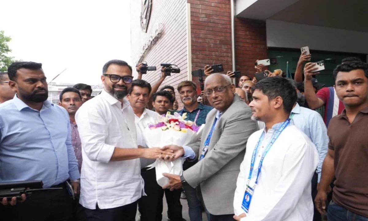 যুব ও ক্রীড়া প্রতিমন্ত্রী আমিনুল হককে ফুল দিয়ে অভ্যর্থনা জানায় বিসিবি। ছবি : সংগৃহীত