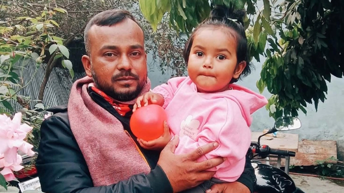 সুমন মন্ডলের কোলে ৩ বছরের শিশু সাফিয়া। ছবি : সংগৃহীত