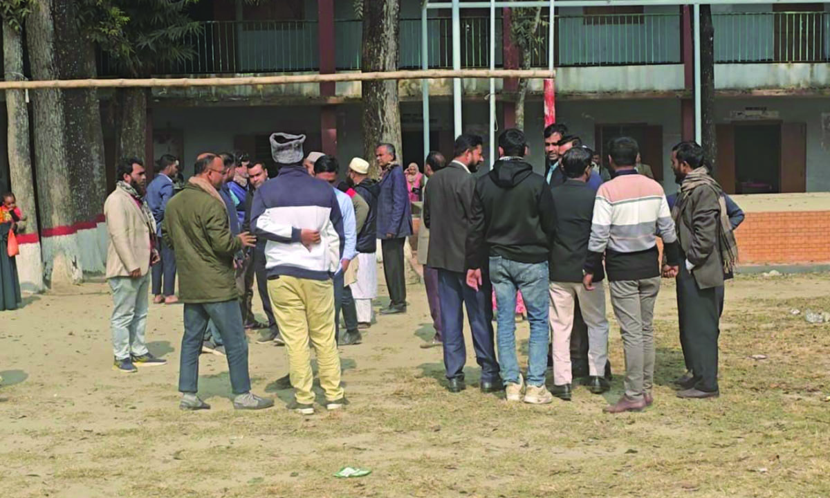 শিক্ষকের ওপর  হামলার প্রতিবাদে ক্লাস বর্জন করে প্রতিবাদ জানিয়েছেন অন্যান্য শিক্ষকরা। ছবি : রূপালী বাংলাদেশ