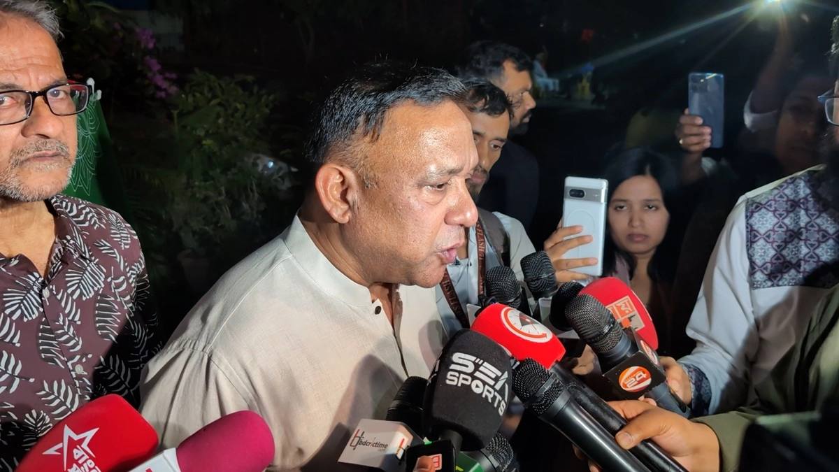 গণমাধ্যমের সঙ্গে কথা বলছেন খালেদ মাহমুদ সুজন। ছবি : সংগৃহীত