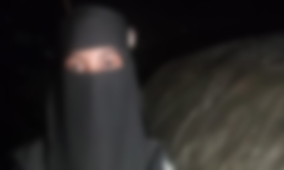অনশনরত তরুণী। ছবি : সংগৃহীত