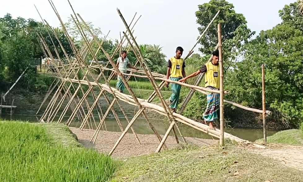 বাঁশের সাঁকো থেকে পড়ে মৃত্যু হয়, তবু হয় না সেতু। ছবি- রূপালী বাংলাদেশ