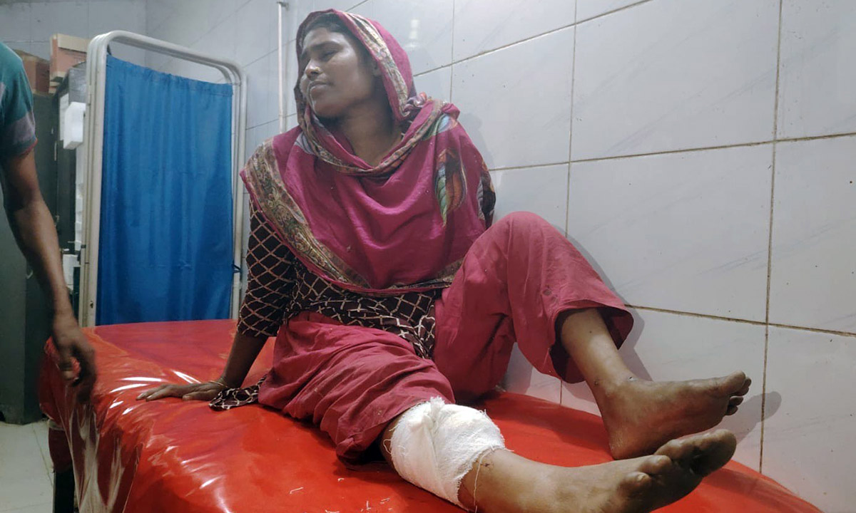 মাদক কারবারিদের গুলিতে আহত মনোয়ারা বেগম। ছবি : সংগৃহীত