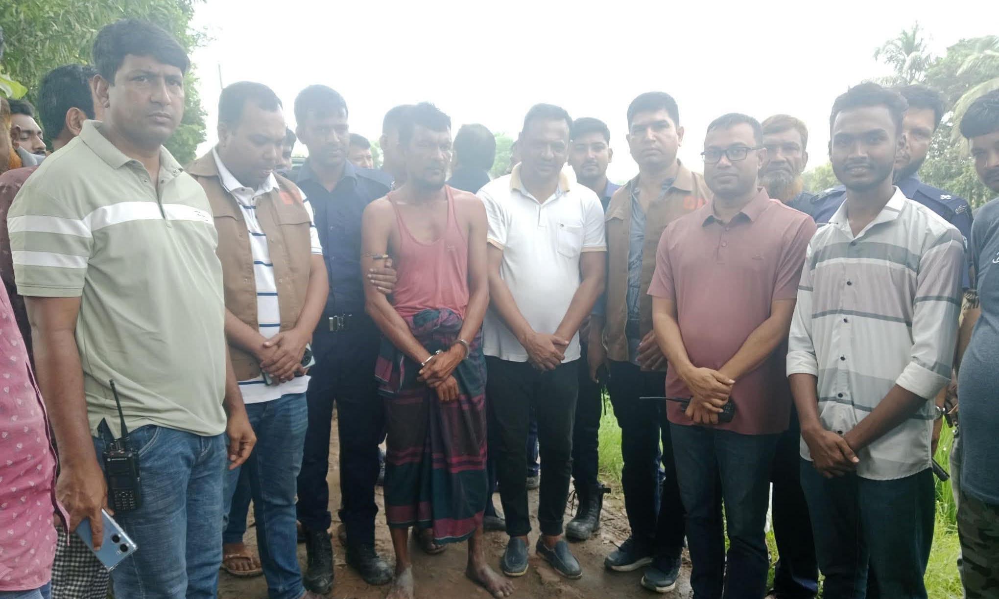 আসামি ধরতে গিয়ে হামলার শিকার পুলিশ। ছবি- রূপালী বাংলাদেশ
