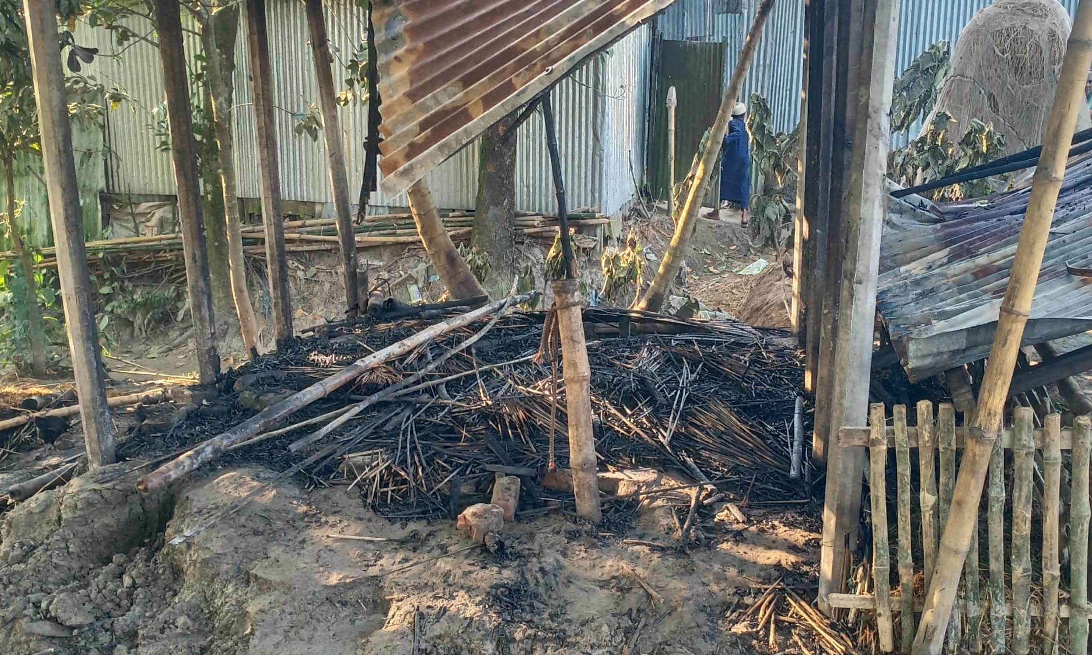 আগুনে গোয়ালে থাকা গরু পুড়ে সর্বস্বান্ত চাঁন মিয়া