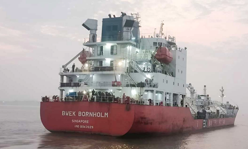 হরমুজ প্রণালি পেরিয়ে দেশে এলো প্রথম জ্বালানিবাহী ট্যাংকার। ছবি : রূপালী বাংলাদেশ