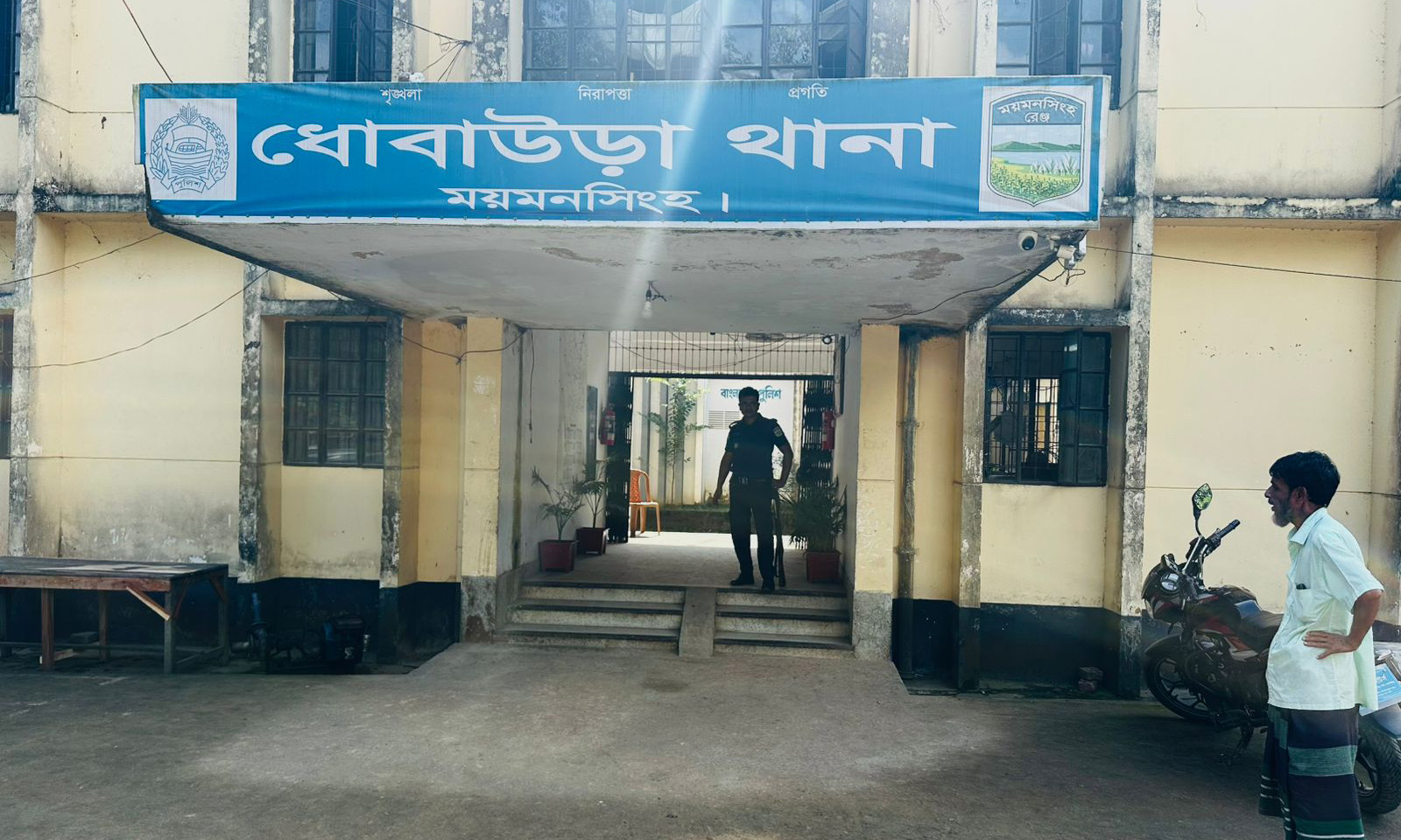 নিহত এরশাদ আলী পশ্চিম সোহাগী পাড়া গ্রামের বাসিন্দা মৃত হাছেন আলীর ছেলে।