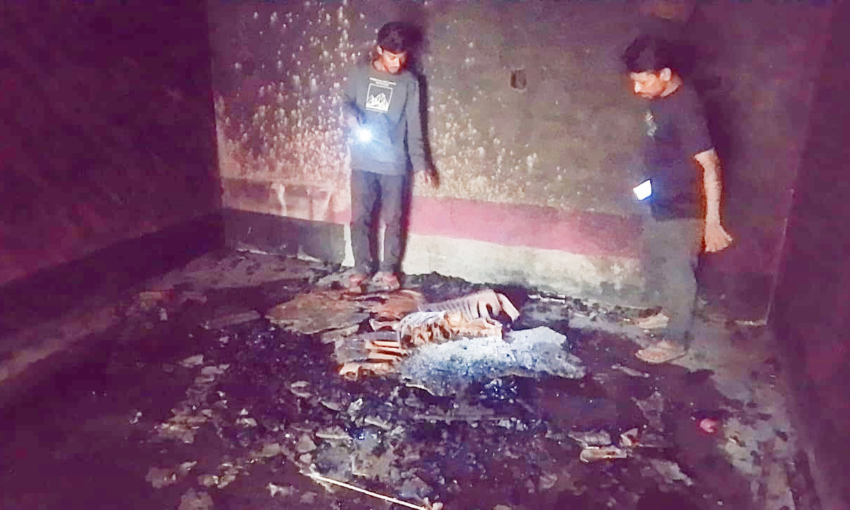 ঝিনাইদহের মহেশপুরে দুর্বৃত্তদের আগুনে পুড়েছে বিএনপি কার্যালয়। ছবি : রূপালী বাংলাদেশ