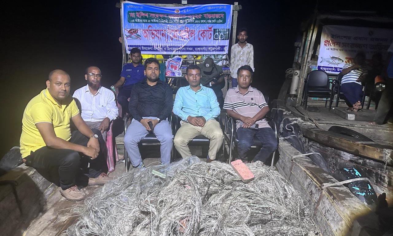 মা ইলিশ রক্ষায় চলছে অভিযান। ছবি- রূপালী বাংলাদেশ