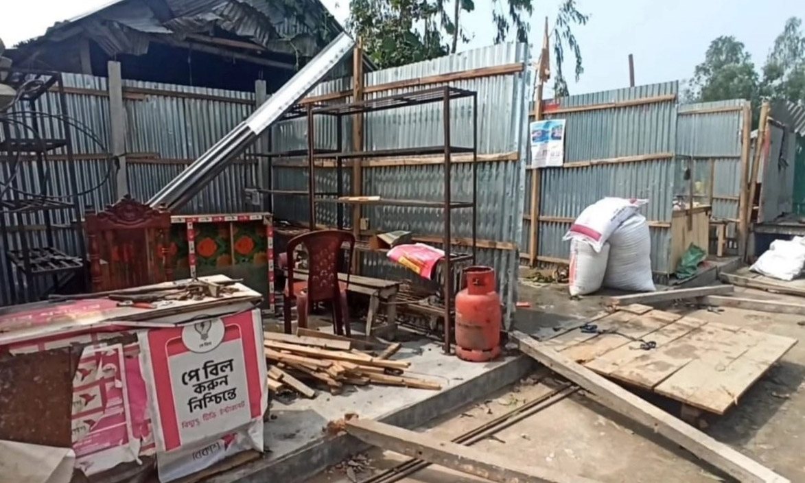 লালমনিরহাটে ১০ মিনিটের ঝড়ে তিস্তা চরাঞ্চলের অর্ধশতাধিক ঘরবাড়ি ও দোকানপাট লন্ডভন্ড। ছবি : রূপালী বাংলাদেশ