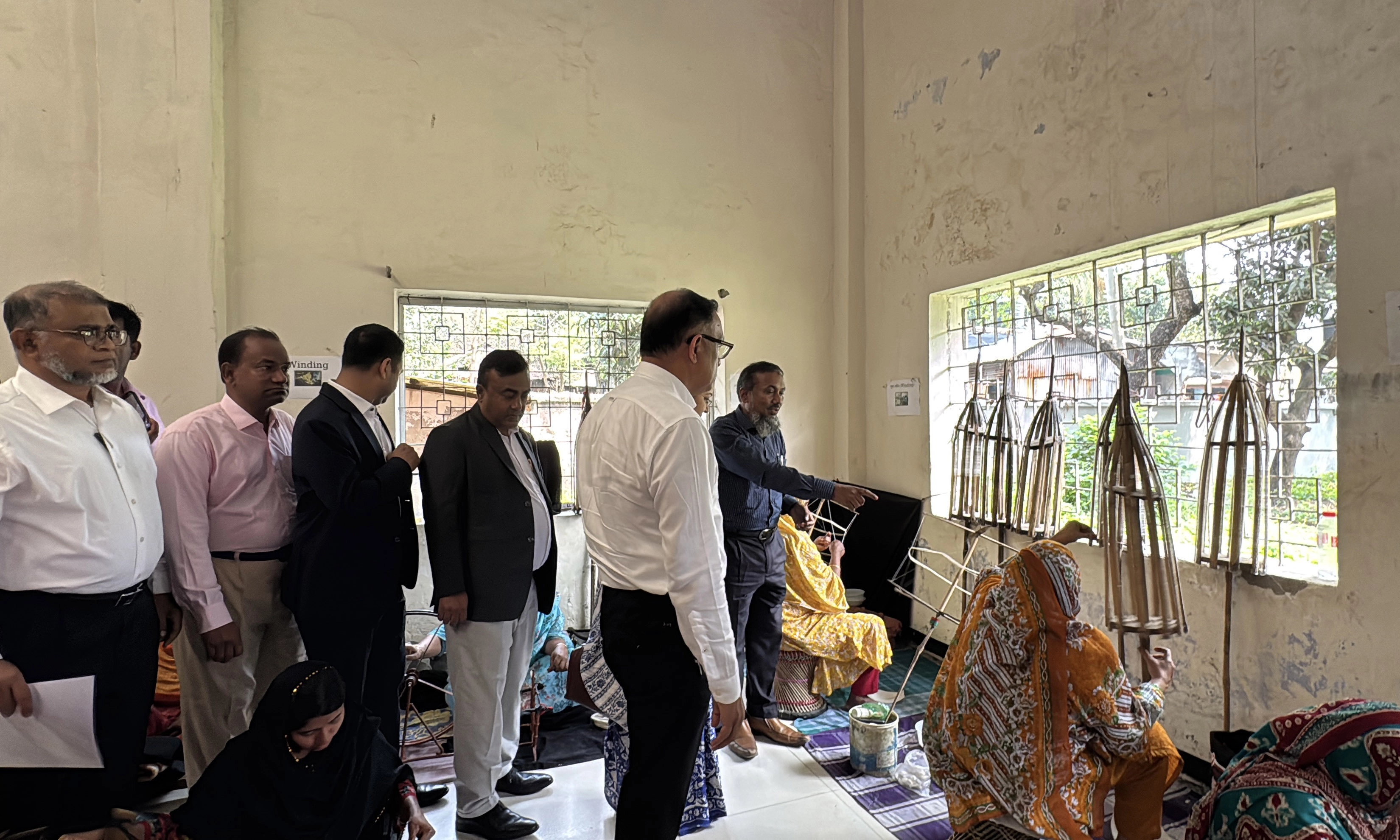 নারায়ণগঞ্জের রূপগঞ্জে ঢাকাই মসলিন হাউজ ও জামদানি ভিলেজ পরিদর্শন করেন বস্ত্র ও পাট প্রতিমন্ত্রী শরিফুল আলম। ছবি : রূপালী বাংলাদেশ