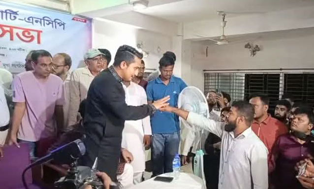 ঘটনার কিছুক্ষণের মধ্যেই ওই দৃশ্যের একটি ভিডিও ফেসবুকে ভাইরাল হয়। ছবি- সংগৃহীত