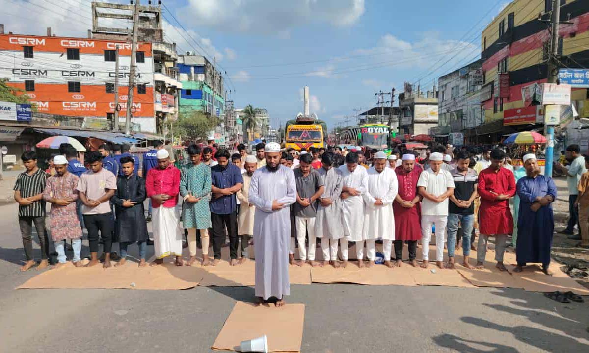 ভৈরবকে জেলা ঘোষণার দাবিতে মহাসড়কে নামাজ আদায় । ছবি- রূপালী বাংলাদেশ