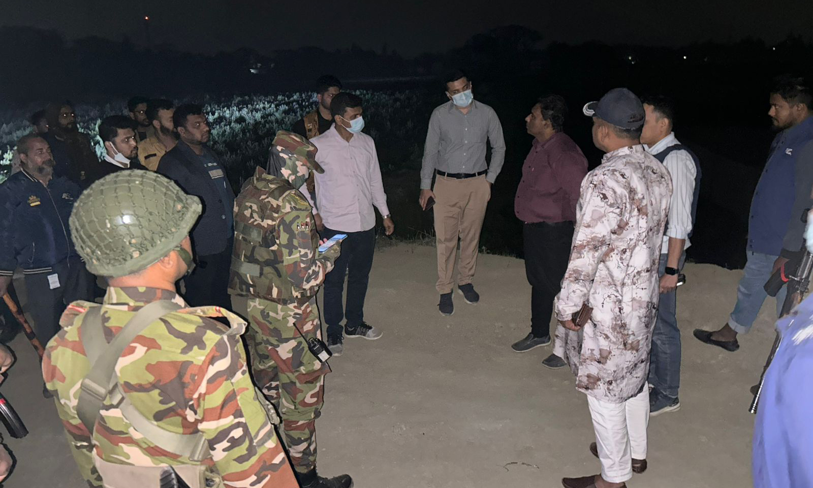 মুন্সীগঞ্জে গভীর রাতে অবৈধ মাটি কাটা রোধে যৌথ অভিযান। ছবি : রূপালী বাংলাদেশ