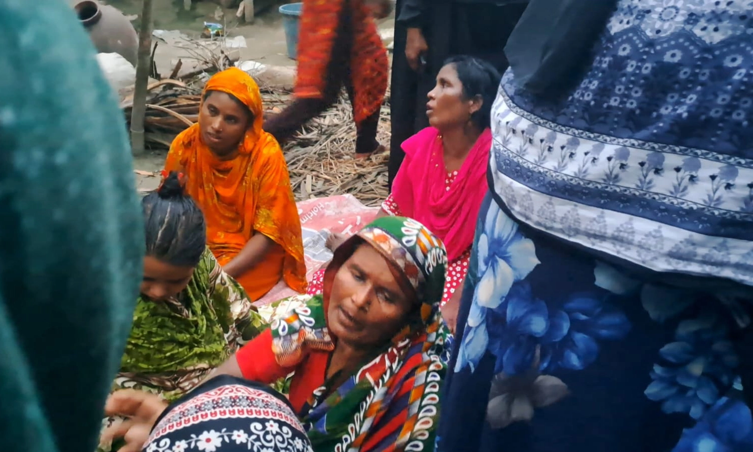 স্বজনদের আহাজারি। ছবি : রূপালী বাংলাদেশ