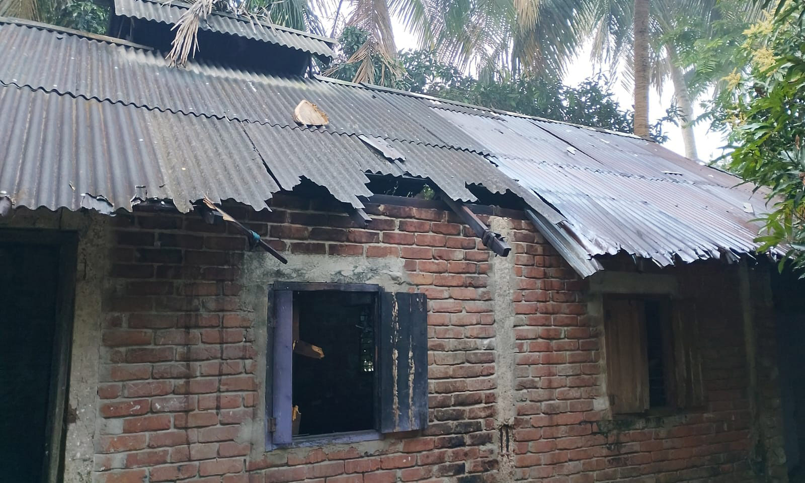আড়াই মাস বয়সি শিশুকন্যাকে জিম্মি করে লুটপাট-অগ্নিসংযোগ। ছবি : রূপালী বাংলাদেশ