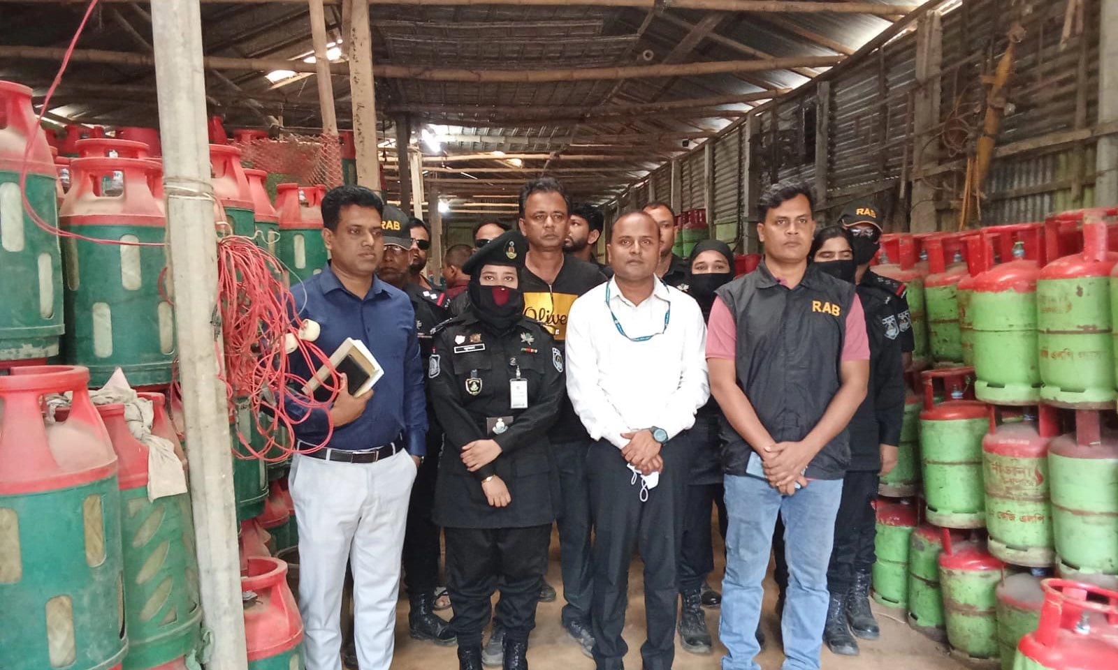 ১২ কেজির সিলিন্ডারে ২০০ টাকা বেশি বিক্রি করায় ২ প্রতিষ্ঠানকে ২ লাখ টাকা জরিমানা। ছবি : সংগৃহীত