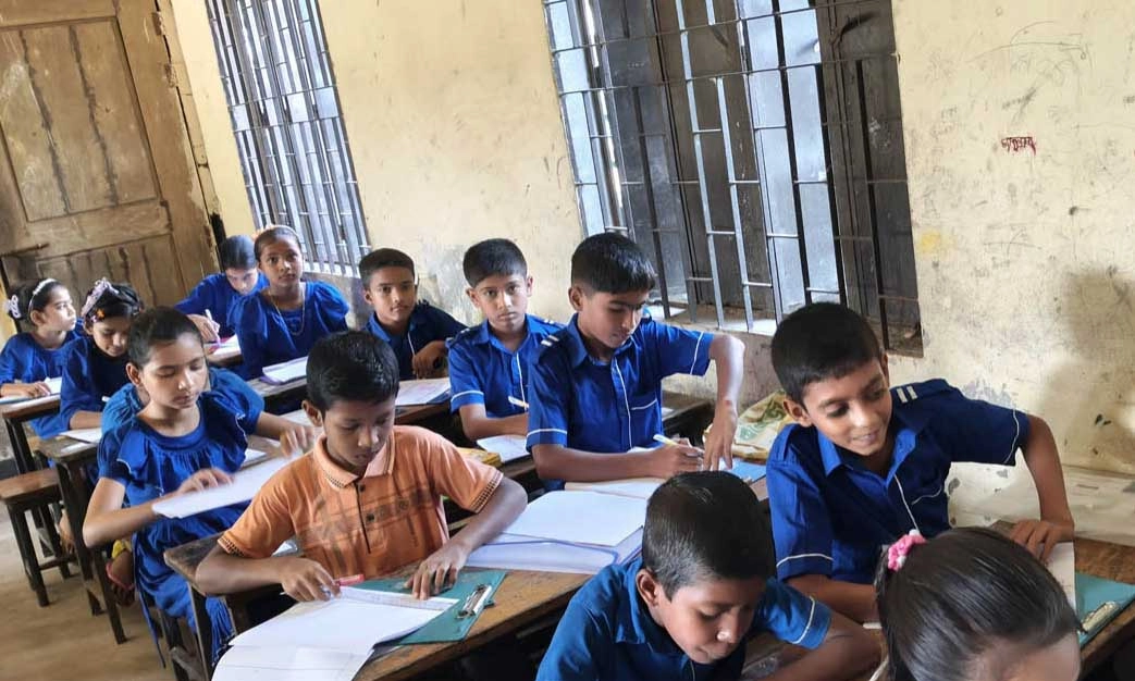 ভাইরাল শিক্ষকের প্ররোচণায়  প্রাথমিক বৃত্তির মডেল টেস্টে কিন্ডারগার্টেনের শিক্ষার্থী