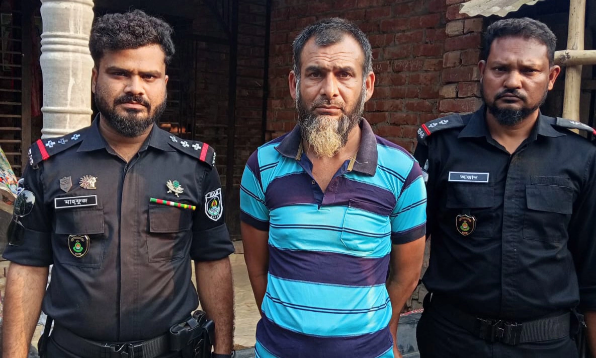 আটক ট্রাকচালক সুজাত মোল্যা। ছবি : সংগৃহীত