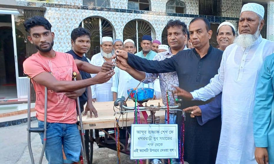 ট্রাকচাপায় পা হারানো আব্দুর রাজ্জাকের পাশে যুবসমাজ। ছবি- রূপালী বাংলাদেশ