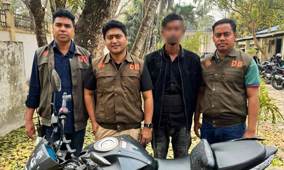 যশোরে বিএনপি নেতা আলমগীর হোসেন হত্যাকাণ্ডে জড়িত থাকার অভিযোগে মনিরুল ইসলাম আটক। ছবি : রূপালী বাংলাদেশ