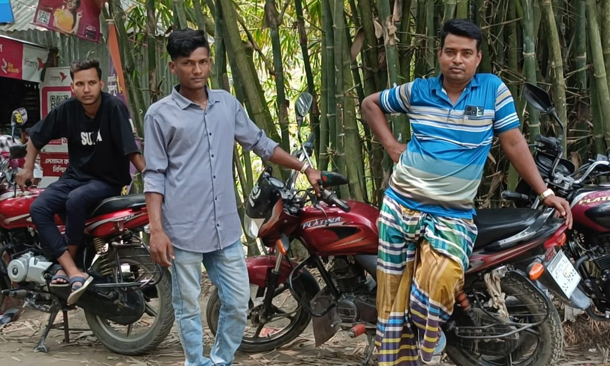 তেল সংকটে ঘুরছে না মোটরসাইকেলের চাকা। ছবি : রূপালী বাংলাদেশ