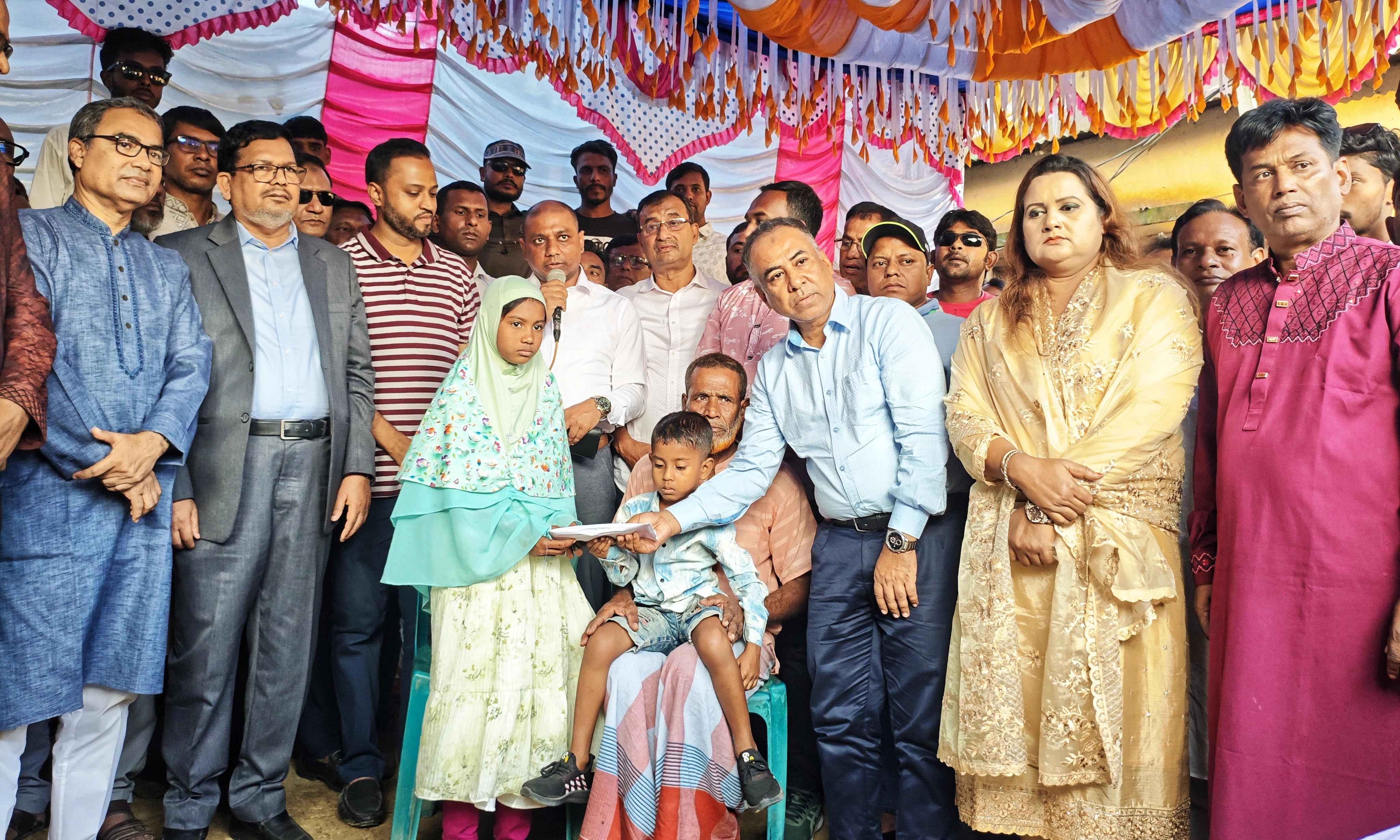 এতিম দুই শিশু মরিয়ম ও তার ভাই ইসমাইলের সকল দায়িত্ব নিলেন ‘আমরা বিএনপি পরিবার’ ও  তারেক রহমান। ছবি- রূপালী বাংলাদেশ