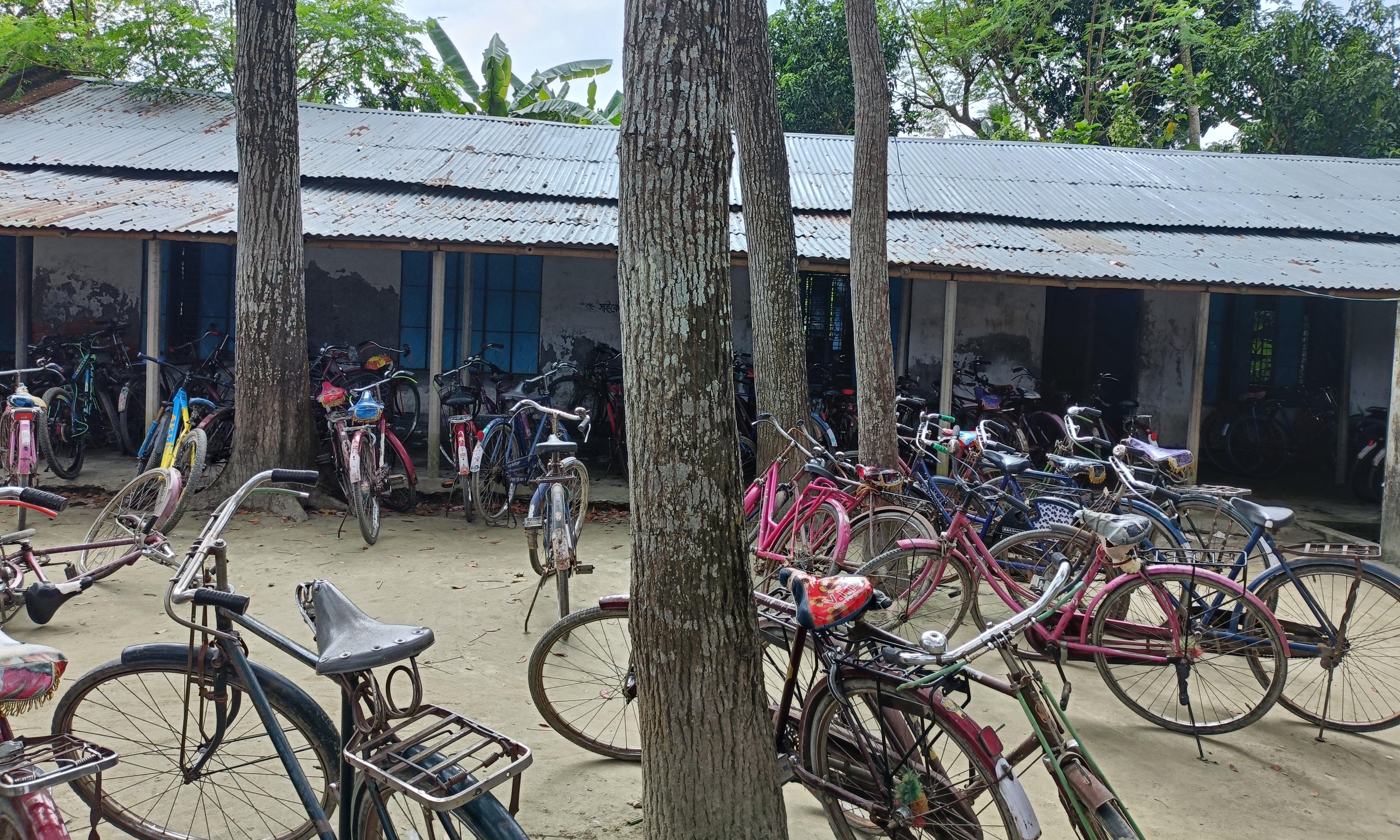 ৪২ বছরেও পাকা ভবন হয়নি মাদ্রাসার, ভবন না থাকায় আকাশে মেঘ দেখলেই ছুটির ঘণ্টা  বাজান দপ্তরি। ছবি : রূপালী বাংলাদেশ