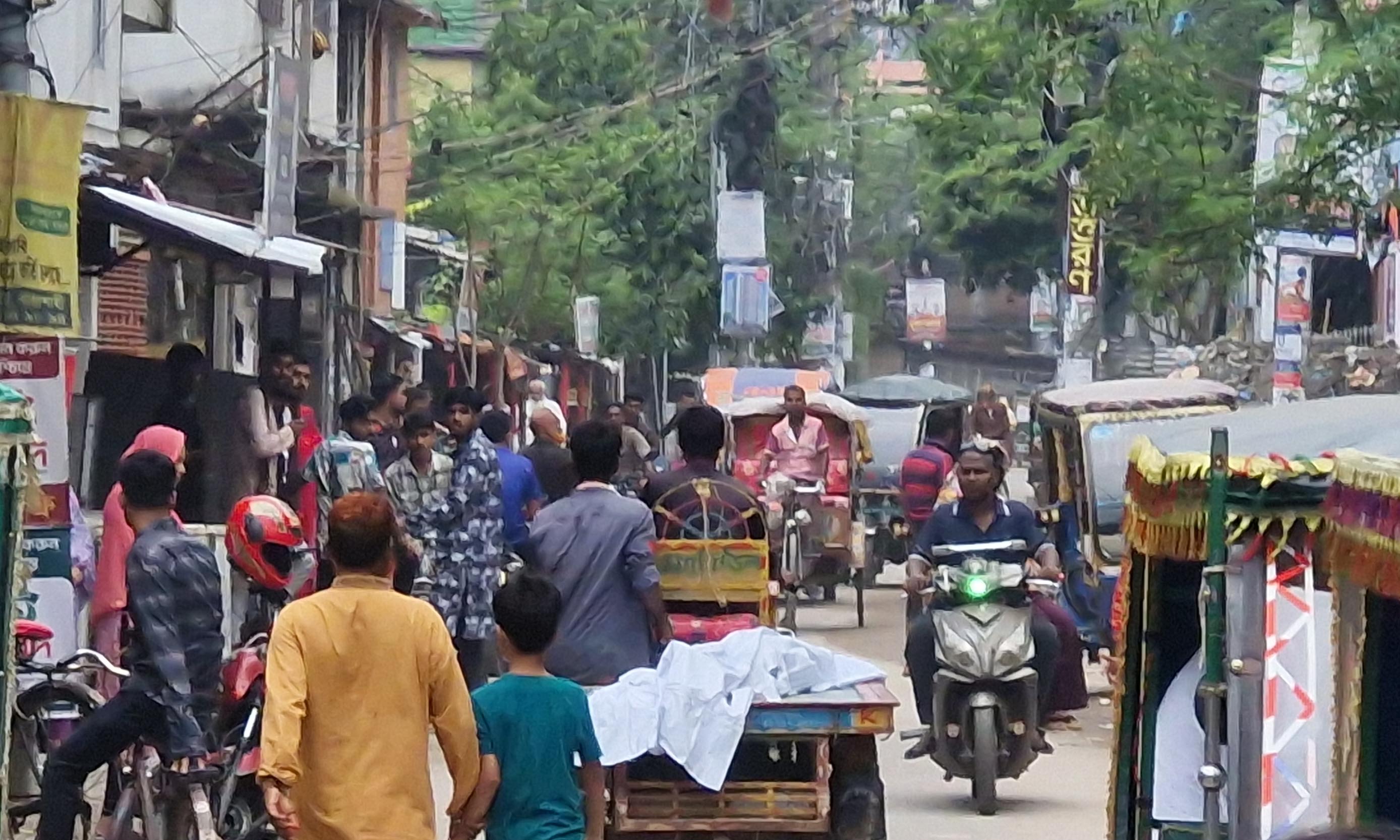 ফ্যানের সাথে ঝুলছিল গৃহবধূর মরদেহ। ছবি- রূপালী বাংলাদেশ