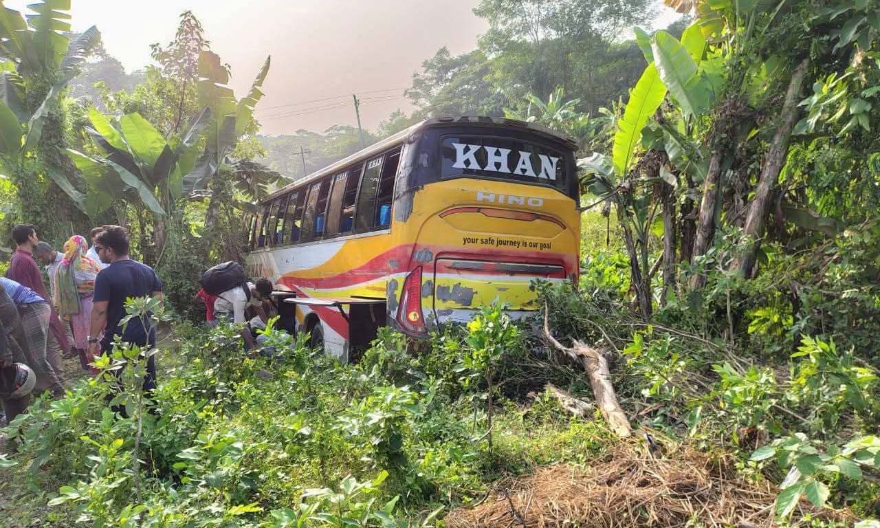 নলছিটিতে বাস-অটোরিকশা-সিএনজি ত্রিমুখী সংঘর্ষে নিহত ১। ছবি- রূপালী বাংলাদেশ