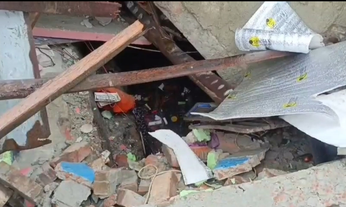 আশুলিয়ার ধামসোনা ইউনিয়নের ভাদাইলের রহমতুল্লাহর টিনশেড বাড়ির সেপটিক ট্যাংক বিস্ফোরণ, নিহত ১। ছবি- রূপালী বাংলাদেশ
