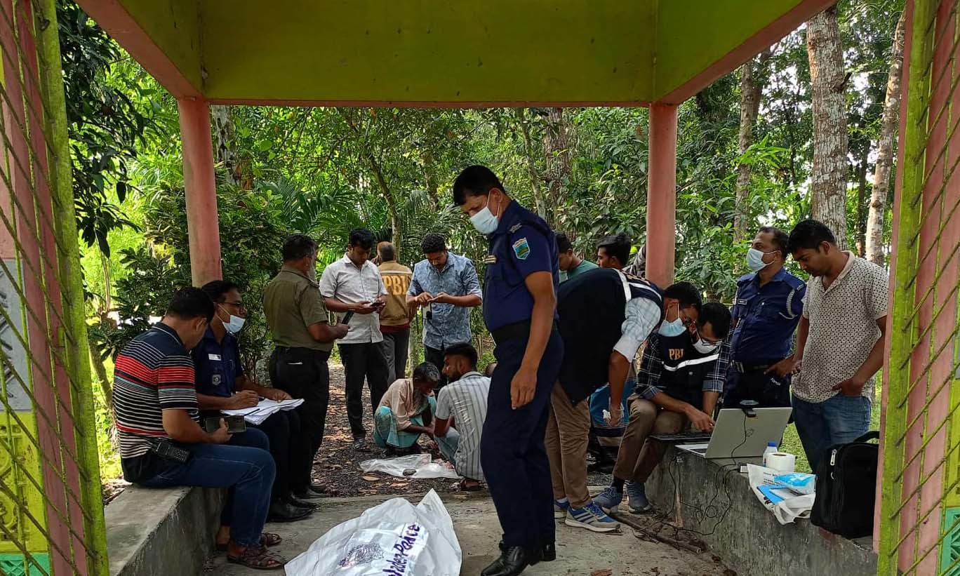 কীভাবে তার মৃত্যু হয়েছে এবং নাটোরের প্রত্যন্ত গ্রামের গোরস্থানে কীভাবে তার লাশ এলো তার রহস্য উদঘাটনে পুলিশ চেষ্টা চালিয়ে যাচ্ছে। ছবি- রূপালী বাংলাদেশ