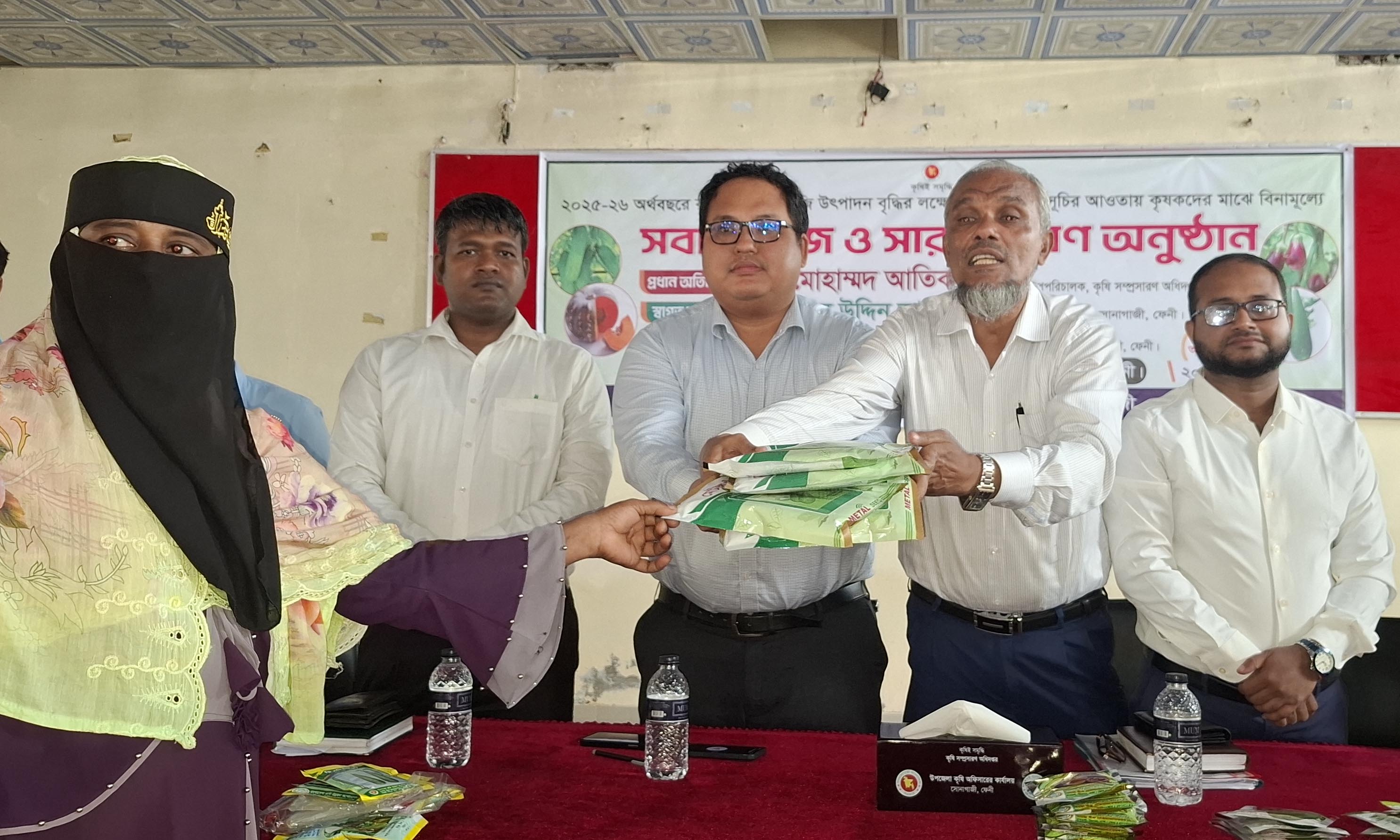 ফেনীর সোনাগাজীতে ১১শ প্রান্তিক কৃষাণ ও কৃষাণীদের মাঝে বিনামূল্যে সার ও বীজ বিতরণ করা হয়েছে। ছবি- রূপালী বাংলাদেশ