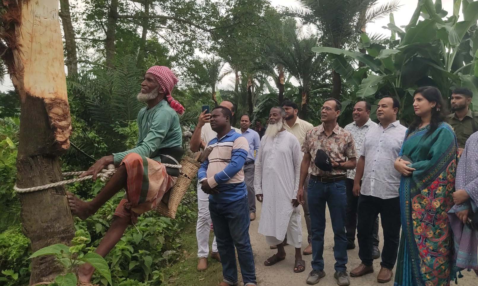 খেজুর গুড় সংগ্রহে গাছ কাটার উদ্বোধন । ছবি- রূপালী বাংলাদেশ