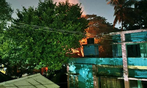 যশোরে সাবেক মেয়র নাসির উদ্দিনের বাড়িতে আগুন