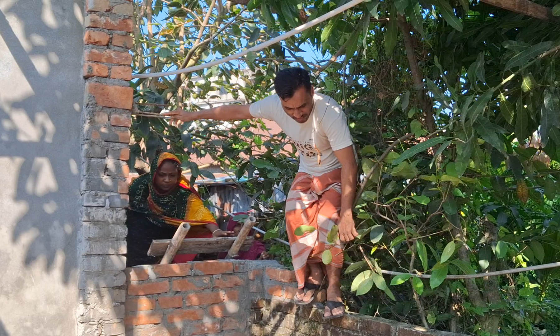 চলাচলের পথে প্রভাবশালীর দেওয়াল তাই মই বেয়েই যাতায়াত। ছবি- রূপালী বাংলাদেশ