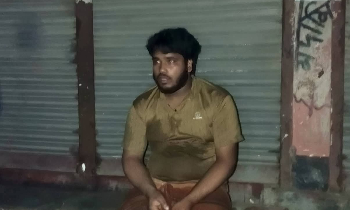 আটক ৪ জনের ১ জন। ছবি : রূপালী বাংলাদেশ