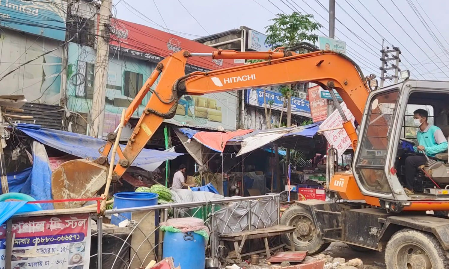 নারায়ণগঞ্জের রূপগঞ্জে ভুলতা-গাউছিয়া এলাকায় ফুটপাত ও সড়ক দখলমুক্ত করতে যৌথ অভিযান। ছবি : রূপাল বাংলাদেশ