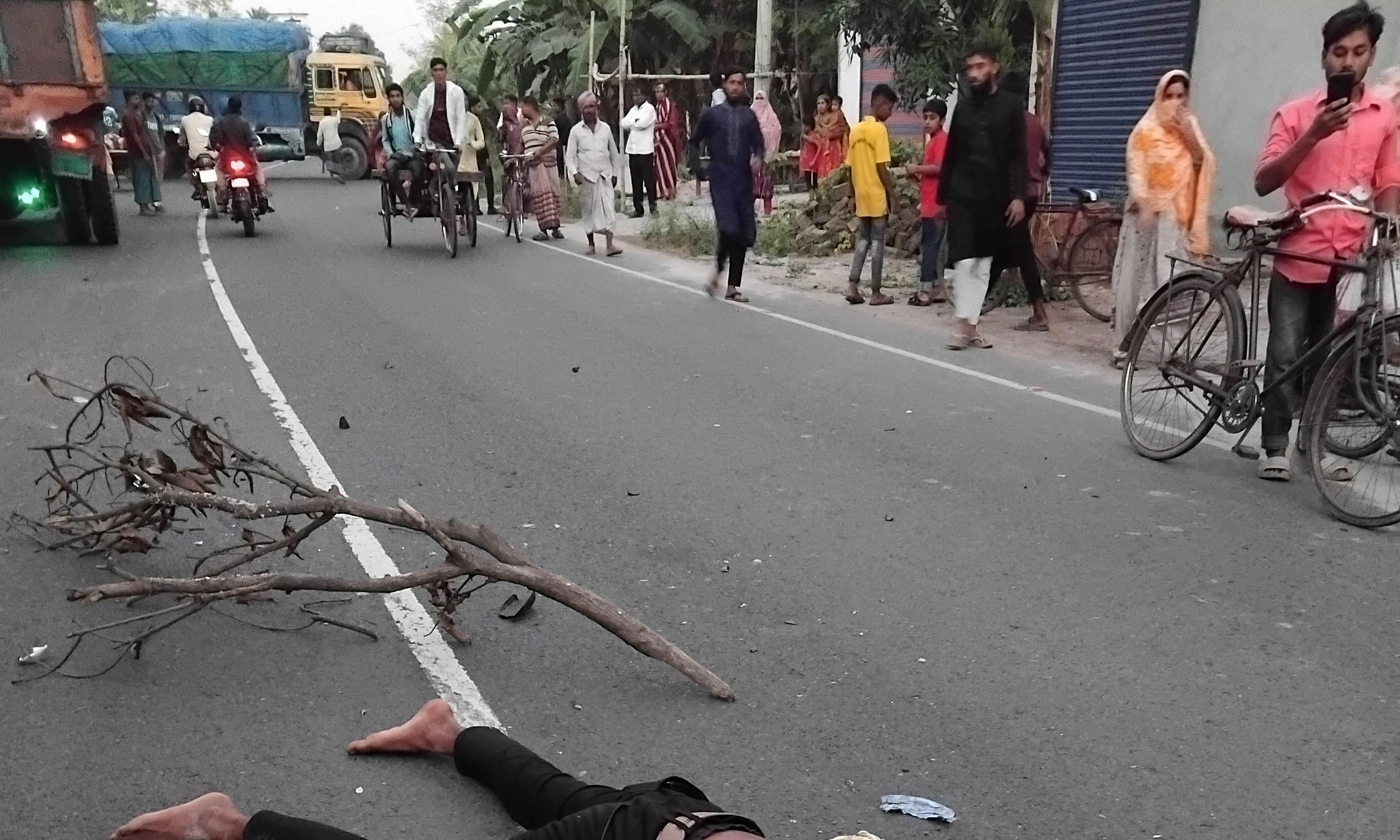 চারঘাটে সড়কে নিভল তিন বন্ধুর প্রাণ। ছবি- রূপালী বাংলাদেশ
