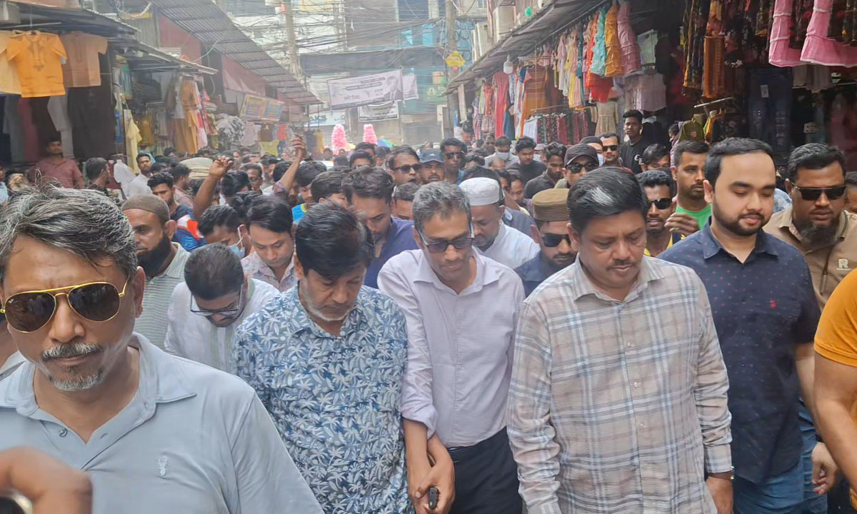 বাজার মনিটরিংয়ে গাজীপুর সিটি করপোরেশন প্রশাসক ও প্রধান নির্বাহী কর্মকর্তা। ছবি : রূপালী বাংলাদেশ